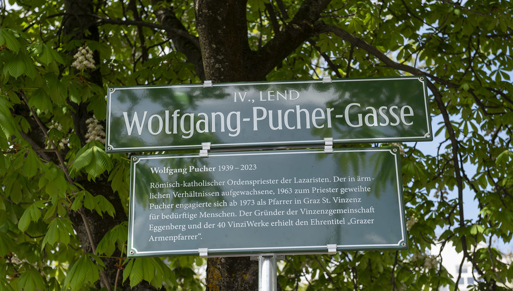Neues Straßenschild der Wolfgang-Pucher-Gasse 
