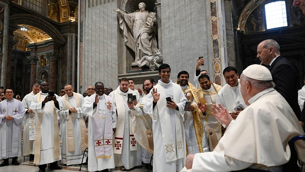 Papst Franziskus grüßt Priester bei Chrisam-Messe im Petersdom am 28.3.2024