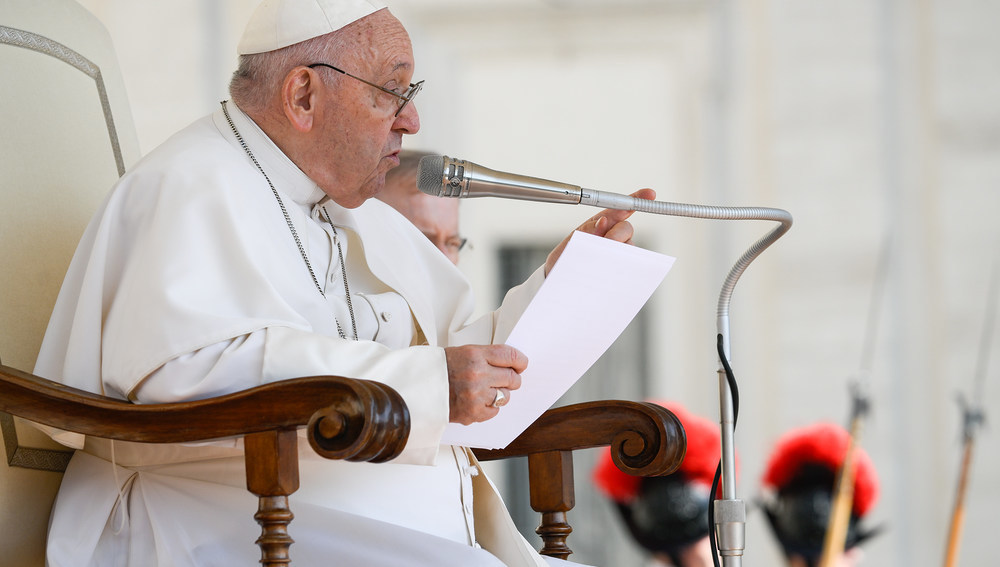 Papst Franziskus spricht bei der Generalaudienz am 24. Mai 2023 auf dem Petersplatz im Vatikan.