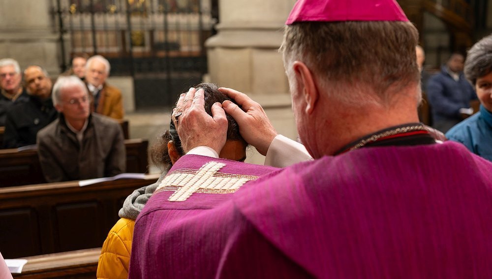 Bischof Scheuer segnet Taufbewerberin