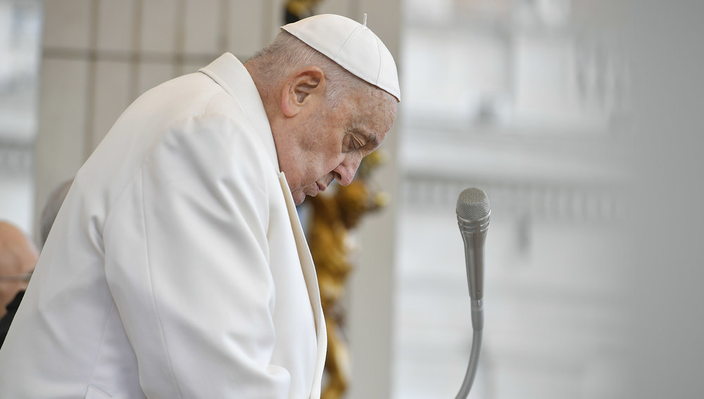 Papst Franziskus mit geschlossenen Augen und gesenktem Kopf bei der Generalaudienz am 6. März 2024 im Vatikan.